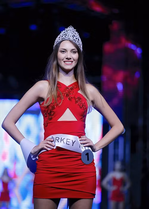Đến từ Thổ Nhĩ Kỳ, Damla Figan giữ vị trí thứ 3. Sở hữu vẻ đẹp thiên thần và đôi chân dài miên man, cô hiện là ứng viên mạnh đến từ châu Âu. (Ảnh: Missosology) 