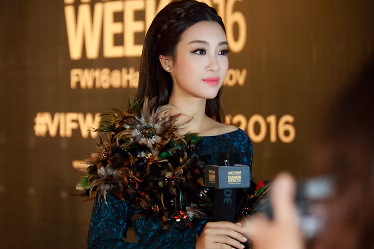 Tối qua (3/11), Hoa hậu Đỗ Mỹ Linh tiếp tục tham dự Tuần lễ thời trang Quốc tế Việt Nam Thu/Đông (VIFW) 2016. 