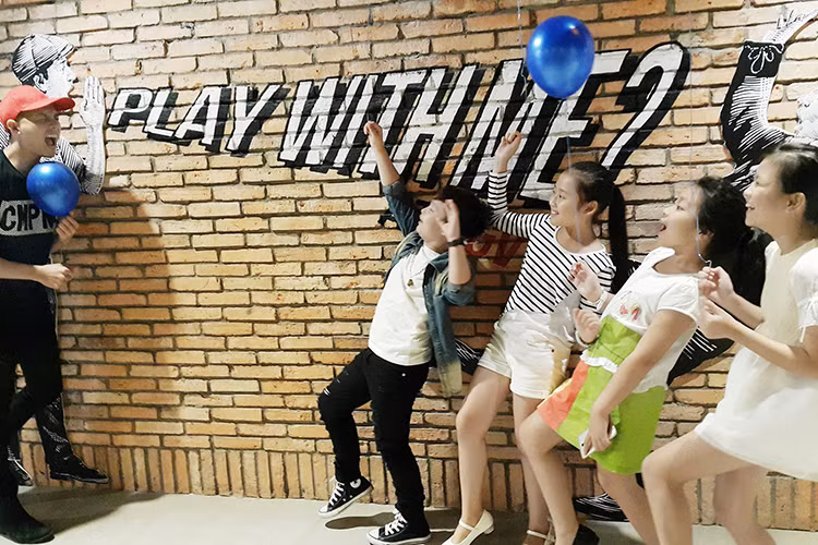 Nếu như khi dạy dỗ, giọng ca “Gạt đi nước mắt” khá nghiêm khắc thì khi vui chơi, anh rất hào hứng, nhiệt tình. (Ảnh: Facebook Noo Phước Thịnh)