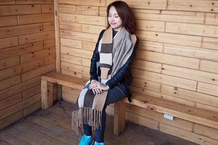 Để đáp lại tình cảm của mọi người, Thanh Vân Hugo gửi lời cám ơn đồng thời cho biết cô vẫn ổn kèm bức ảnh mỉm cười. (Ảnh: Facebook Vân Hugo)