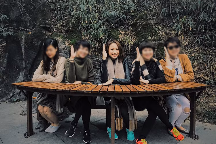 Ngoài công việc, “chị Kính Hồng” của “Chúc bé ngủ ngon” còn tranh thủ dạo chơi, khám phá Phượng Hoàng cổ trấn. (Ảnh: Facebook Eva Ly)