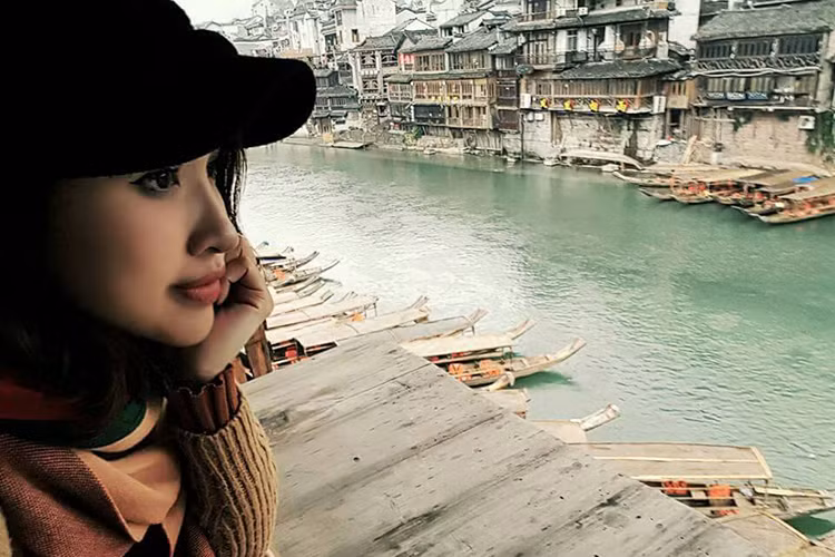 Mới đây, trong chương trình “Ghế không tựa”, MC Thanh Vân Hugo bất ngờ chia sẻ cô mắc bệnh nhược thị khiến giảm thị lực, một bên mắt gần như không nhìn thấy gì và bệnh về dây thanh quản dẫn đến mất dần giọng nói. (Ảnh: Facebook Vân Hugo)