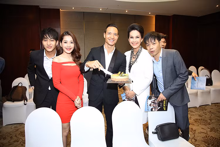 Buổi showcase phim "Vệ sĩ Sài Gòn" diễn ra đúng dịp sinh nhật Kim Lý nên đoàn làm phim đã chuẩn bị bánh kem mừng tuổi mới của nam diễn viên. 