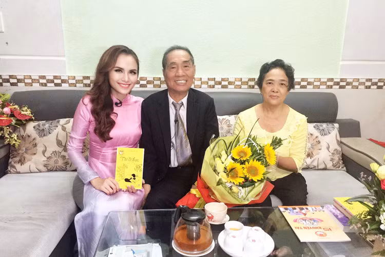 Mới đây, trên trang cá nhân, Hoa hậu Diễm Hương chia sẻ loạt ảnh trong chuyến thăm thầy Nguyễn Ngọc Ký tại nhà riêng. (Ảnh: Facebook Diễm Hương)