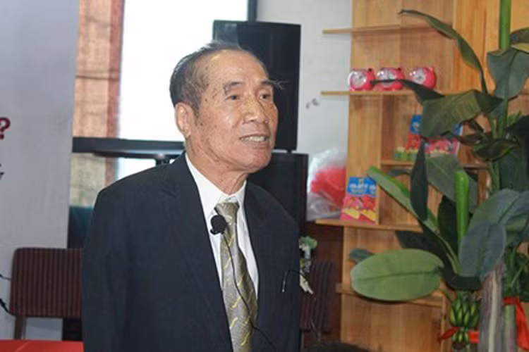 Diễm Hương cũng cho biết, thầy Nguyễn Ngọc Ký nhận được vô số cuộc gọi và hoa chúc mừng từ các học trò trong ngày Nhà giáo Việt Nam 20/11. (Ảnh: Lao động)