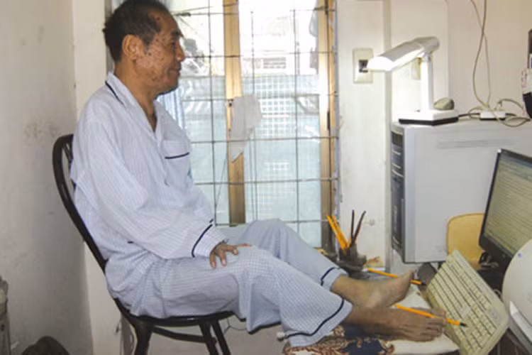 Kể từ năm 2011 đến nay, dù phải chạy thận 3 lần/tuần nhưng người thầy giáo viết bằng chân này vẫn miệt mài viết sách, diễn thuyết. (Ảnh: Lao động)