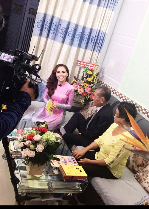 Gặp gỡ thầy giáo viết bằng chân này ở ngoài đời, Diễm Hương còn nhận thấy thầy còn là "một người chồng lãng mạn, trân trọng vợ và là một người cha đáng kính của các con thành đạt". (Ảnh: Facebook Diễm Hương)