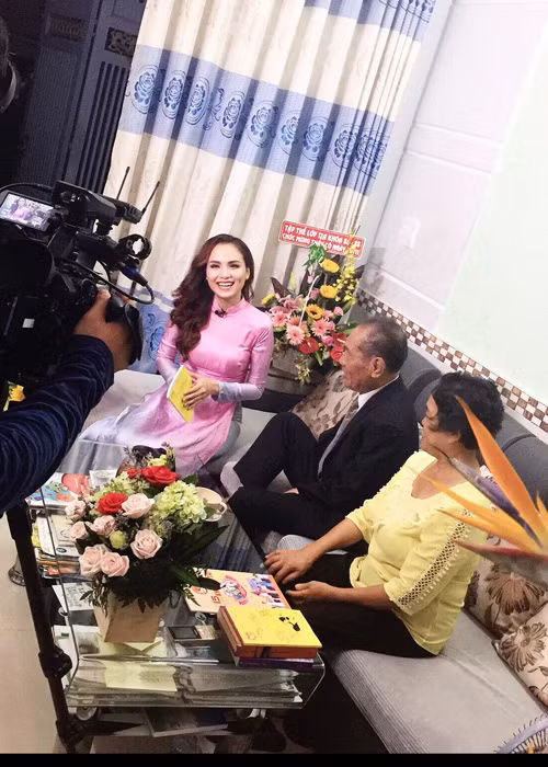 Gặp gỡ thầy giáo viết bằng chân này ở ngoài đời, Diễm Hương còn nhận thấy thầy còn là "một người chồng lãng mạn, trân trọng vợ và là một người cha đáng kính của các con thành đạt". (Ảnh: Facebook Diễm Hương)