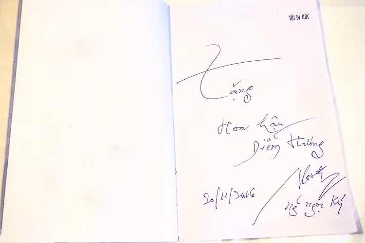 Hoa hậu Thế giới người Việt 2010 hào hứng khoe chữ ký tặng của thầy Nguyễn Ngọc Ký . (Ảnh: Facebook Diễm Hương)