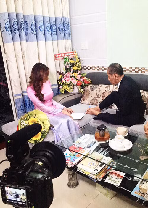 Diễm Hương còn cho biết, dù đang bị bệnh nặng, phải chạy thận 3 lần một tuần nhưng thầy giáo Nguyễn Ngọc Ký vẫn yêu đời, mạnh mẽ và hài hước. (Ảnh: Facebook Diễm Hương)