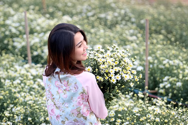 Mở dịch vụ chụp ảnh, các chủ vườn thu mỗi người 20 nghìn đồng và giá gửi xe máy là 10 nghìn đồng