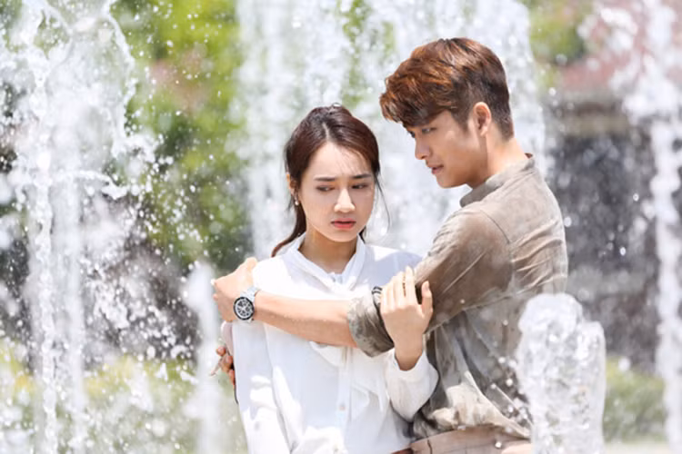 Sang Việt Nam thực hiện một dự án theo lời đề nghị của Junsu, Cynthia không ngờ rằng hôn phu gặp lại mối tình đầu là Linh (Nhã Phương). (Ảnh: Vietnamnet) 