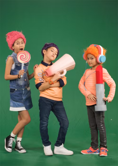 Trong MV, dàn sao nhí: Kim Thư, Simba, Bào Ngư (ngoài cùng bên phải), Bảo An (ngoài cùng bên trái), Ben Lee (giữa) và Ben hóa thân thành những chú quỷ lùn tinh nghịch. 