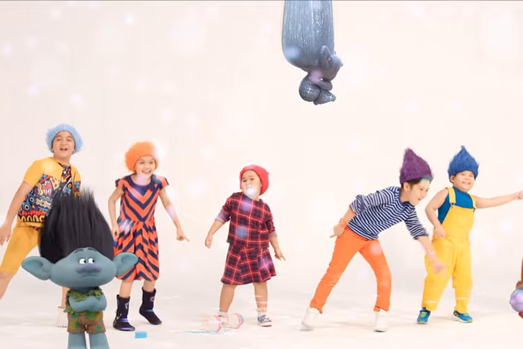 Bé Kim Thư (ở giữa) dạn dĩ nhưng không kém phần nghịch ngợm trong từng cảnh quay. 