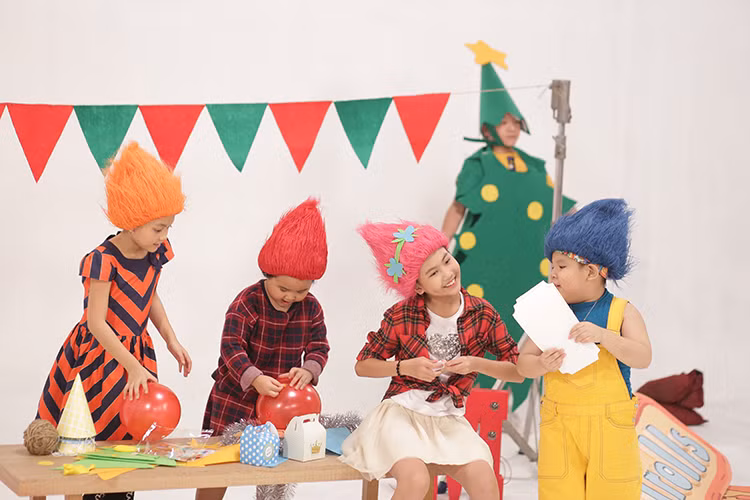 MV là một “đại tiệc âm nhạc” đầy màu sắc dành cho các em nhỏ khi đến với thế giới của quỷ lùn. 