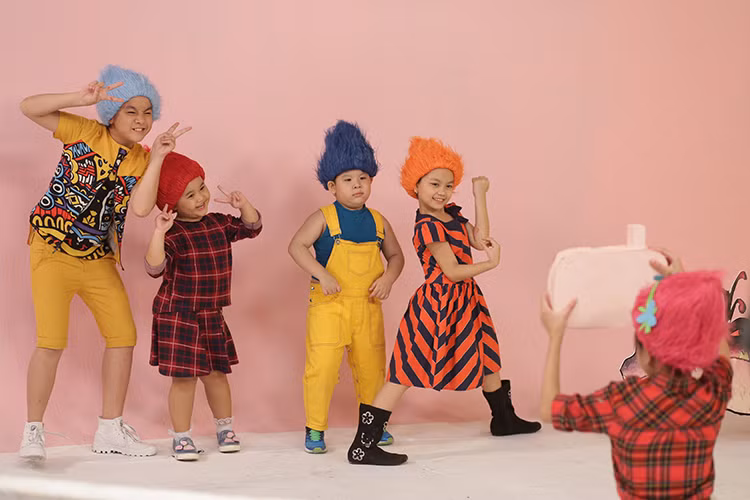 Dù phải hoạt động liên tục nhưng các bé vẫn nở nụ cười tinh nghịch, nhanh chóng “làm thân” và bày ra đủ trò để trêu ghẹo nhau. 