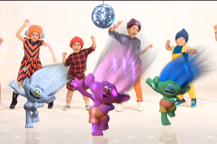 Trên nền giai điệu bắt tai, dàn sao nhí thoải mái nhún nhảy tạo ra những động tác vô cùng đáng yêu. 