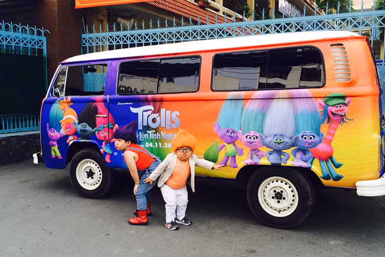 Ngôi sao nhí của Vbiz Ku Tin (phải) cũng tham gia buổi giao lưu với vai trò khách mời đặc biệt. 