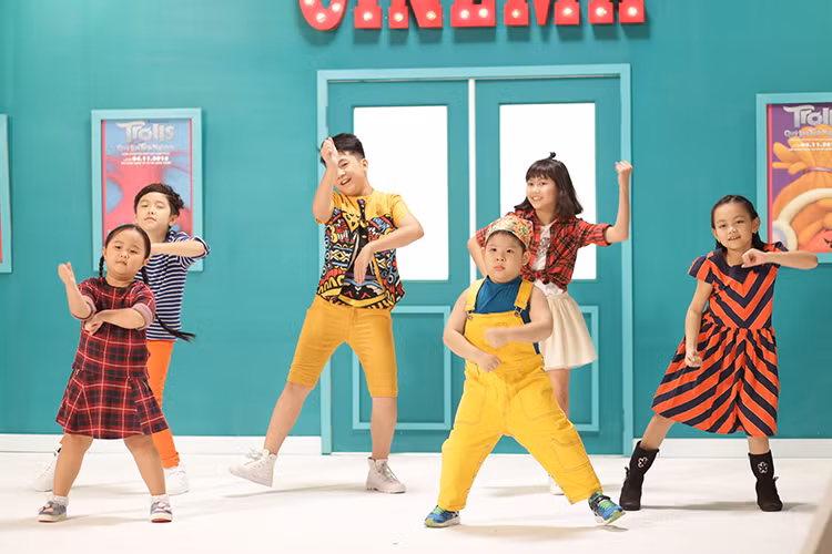 Nhà sản xuất phim “ Quỷ lùn tinh nghịch” vừa tung MV vui nhộn của các sao nhí trên nền nhạc “Can’t stop the feeling”. 