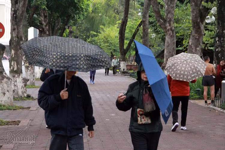 Tuy nhiên, một số người vẫn mang theo áo khoác ngoài. 