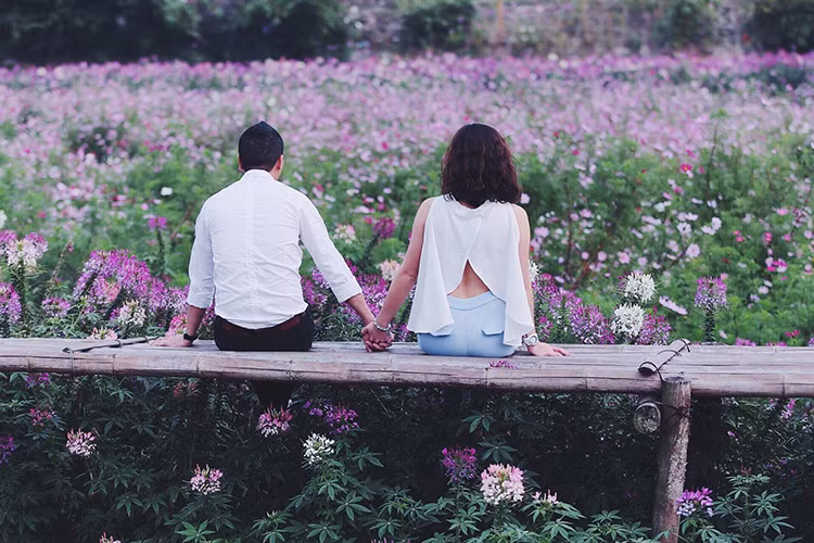 Chia sẻ hình ảnh nắm chặt tay nửa kia, nữ MC của “Chúng tôi là chiến sĩ” viết: “Duyên muộn là duyên lành”. (Ảnh: Facebook nhân vật) 