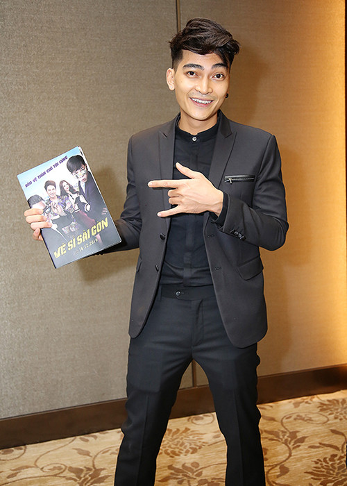 Diễn viên Khương Ngọc cũng góp mặt trong bộ phim “Vệ sĩ Sài Gòn”. Trong buổi ra mắt đoàn làm phim, anh xuất hiện đầy lịch lãm với vest đen. 