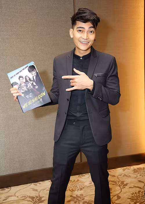 Diễn viên Khương Ngọc cũng góp mặt trong bộ phim “Vệ sĩ Sài Gòn”. Trong buổi ra mắt đoàn làm phim, anh xuất hiện đầy lịch lãm với vest đen. 