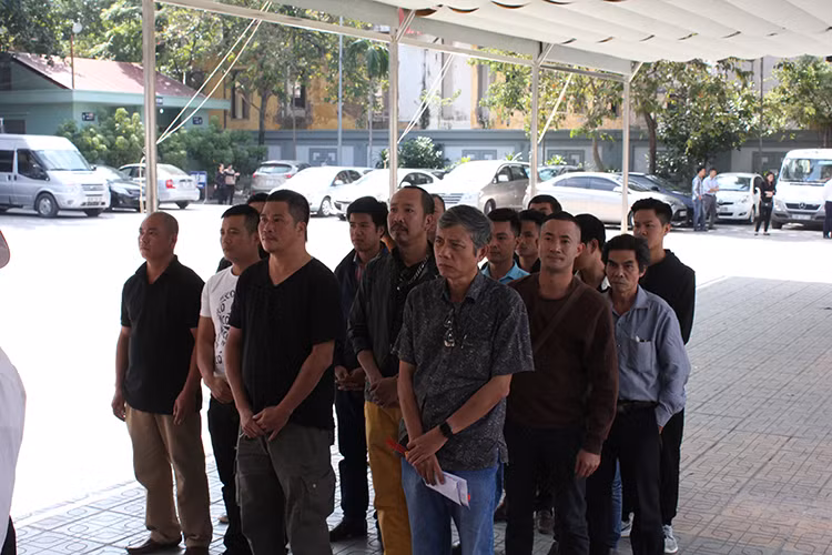 12h30 ngày hôm nay (4/11), tang lễ nghệ sĩ Phạm Bằngđã được tổ chức tại Nhà tang lễ Bộ Quốc Phòng, Hà Nội. Trong ảnh, đoàn làm phim “Chôn nhời” đến tiễn đưa cố nghệ sĩ.