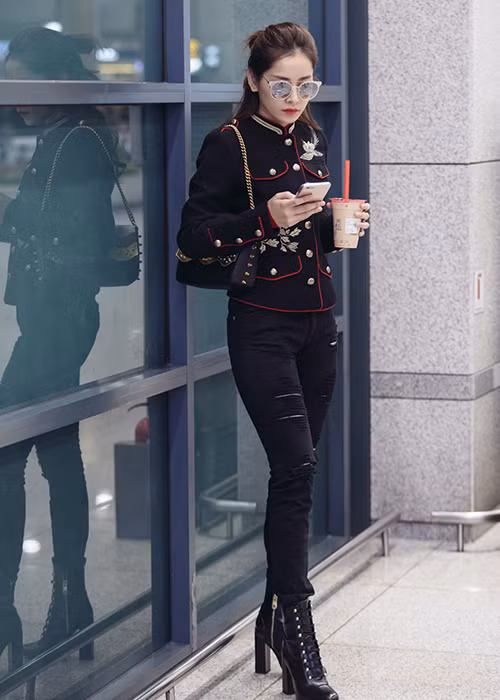 Trong chuyến sang Hàn Quốc lần này, Chi Pu tham dự lễ trao giải thưởng Asia Artist Awards theo lời mời của đơn vị tổ chức.