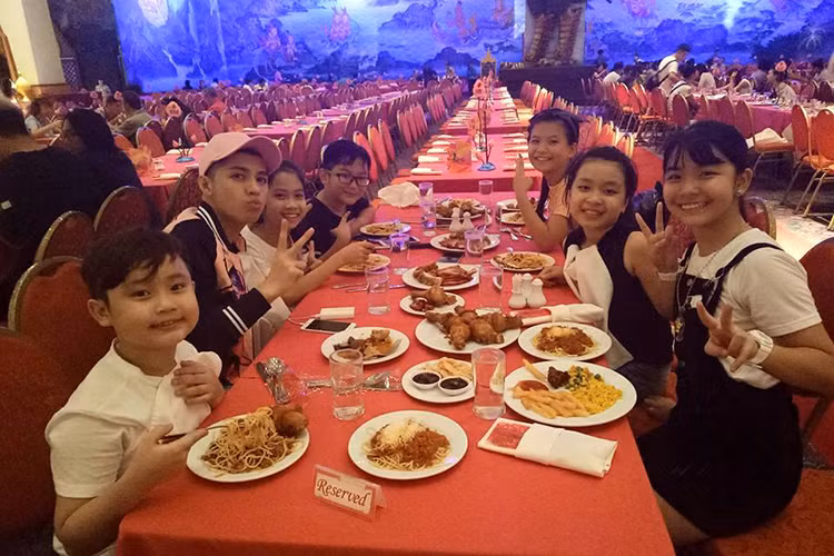 Trong ngày đầu tiên, nam ca sĩ cùng 6 thiên thần nhí của mình có mặt ở hòn đảo Phuket. (Ảnh: Facebook Noo Phước Thịnh)