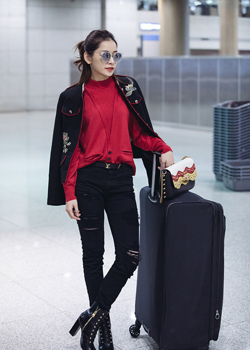 Set đồ của Chi Pu có điểm nhấn là mẫu túi xách mới nhất của thương hiệu Gucci và đôi boosts nạm đinh Zara.