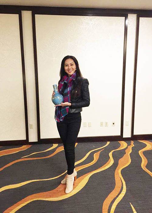 Trên trang cá nhân, Diệu Ngọc vừa mới tiết lộ vật phẩm đấu giá mà cô mang đến đấu trường nhan sắc quốc tế này. (Ảnh: Facebook nhân vật)