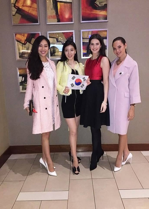 Diệu Ngọc rạng rỡ bên người đẹp đến từ Hàn Quốc, Ireland và Philippines (ngoài cùng bên phải). (Ảnh: Facebook nhân vật)