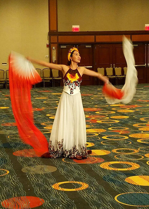 Diệu Ngọc lựa chọn bộ môn múa quạt với đạo cụ là hai cây quạt gắn tà lụa dài để thể hiện tài năng nổi bật của mình. (Ảnh: Hoa hậu Thế giới)