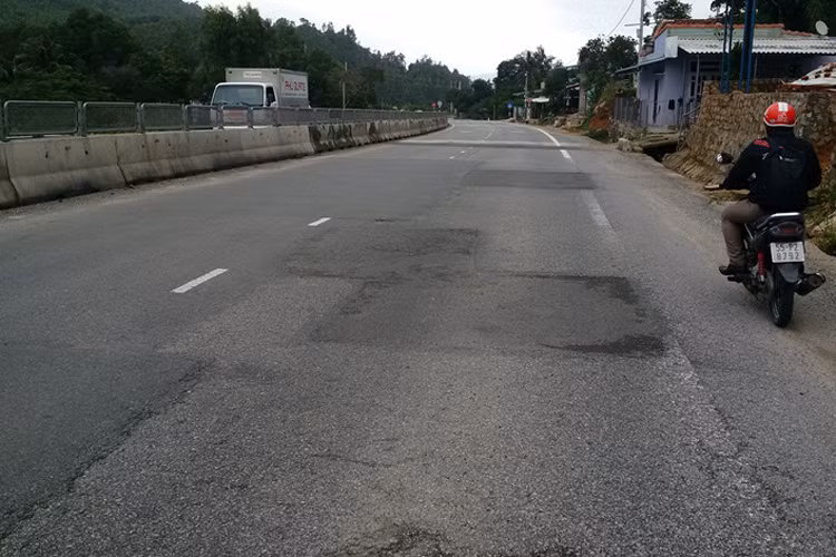 Giám đốc Sở GTVT Quảng Ngãi Hà Hoàng Việt Phương thừa nhận, có tình trạng xuất hiện ổ gà, ổ voi trên đoạn đường. Sở đã kiểm tra hiện trường để xử lý.
