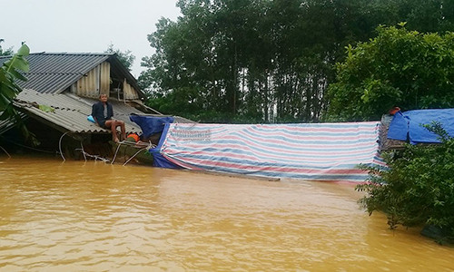 Xã Hương Thủy, huyện Hương Khê (Hà Tĩnh), nhà dân ngập tới nóc.