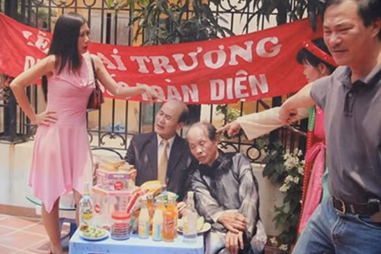 Ở “Gặp nhau cuối tuần”, nghệ sĩ Phạm Bằng thường được giao các vai “sếp” như: trưởng phòng, giám đốc. Với lối diễn tự nhiên, mang phong cách riêng, ông được nhiều khán giả màn ảnh nhỏ yêu mến. (Ảnh: An ninh thủ đô) 