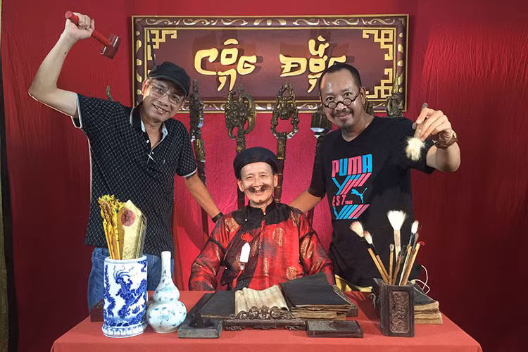 Ở độ tuổi ngoài 80, nghệ sĩ Phạm Bằng vẫn say mê đi diễn. Năm 2015, ông vẫn tham gia phim hài Tết “Chôn nhời 3”. (Ảnh: Facebook đạo diễn Phạm Đông Hồng) 