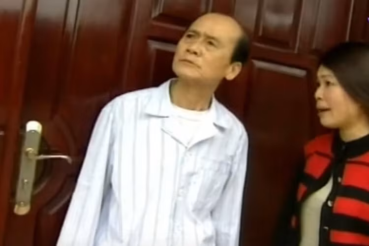 Trên sân khấu, nghệ sĩ Phạm Bằng luôn sẵn sàng nâng đỡ thế hệ trẻ nên ông trở thành bạn diễn ăn ý của nhiều nữ diễn trẻ như: Thu Hương, Vân Dung, Minh Hằng, Kim Oanh...(Ảnh: Tuổi trẻ) 