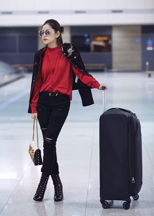Xuất hiện tại sân bay sang xứ sở kim chi, Chi Pu nổi bật với phong cách thời trang sành điệu.