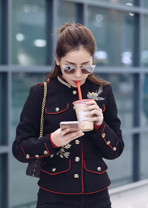 Sang Hàn Quốc, Chi Pu còn hội ngộ Á hậu Hàn Quốc 2014 Lee Sarah. Cả hai quen biết nhau trong chuyến đi trước đó của Chi Pu.