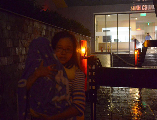 Nhiều gia đình bế theo trẻ nhỏ tháo chạy khỏi đám cháy.