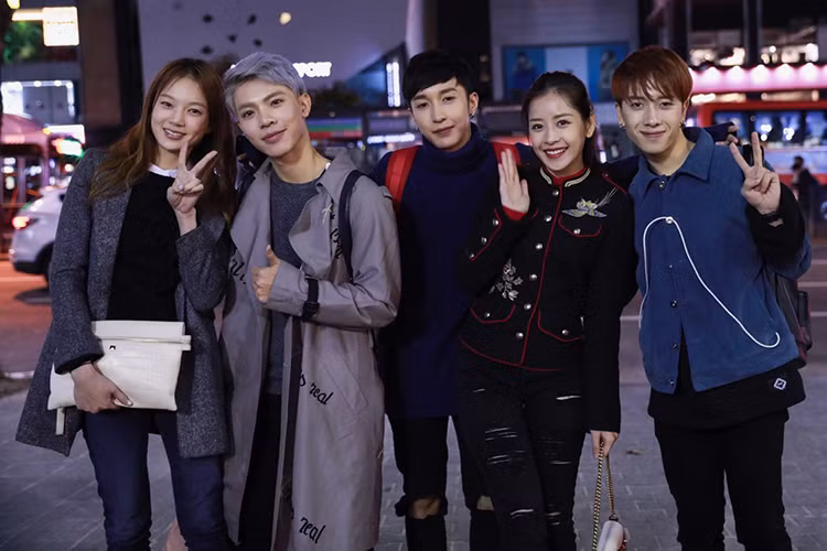 Sang Hàn Quốc lần này, Chi Pu bất ngờ gặp gỡ nhóm nhạc Monstar khi ba chàng trai đang có dịp công tác ngắn ngày.