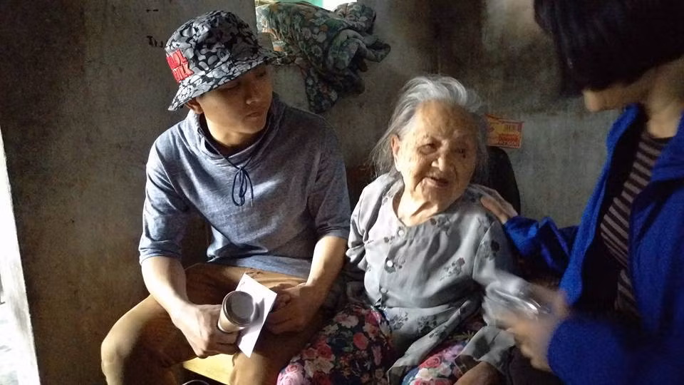 Hoài Lâm lễ phép khi trao quà, thăm hỏi người già...