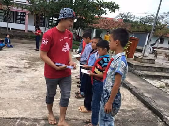 Hoài Lâm với trang phục siêu giản dị khi đến thăm các em nhỏ vùng lũ.