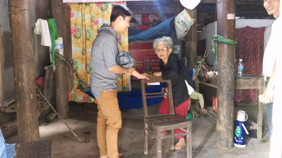 Tại Quảng Bình, Hoài Lâm và các fan đã đến thăm hỏi những gia đình gặp khó khăn, chịu thiệt hại nặng nề sau những đợt lũ lớn.