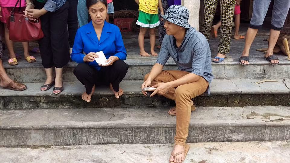 Hoài Lâm cũng gần gũi, sẻ chia với những nạn nhân không may bị nhiễm chất độc màu da cam.