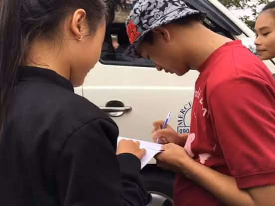 Nam ca sĩ tranh thủ ký tặng các fan vùng lũ trước khi kết thúc hành trình từ thiện. (Ảnh: FBNV)