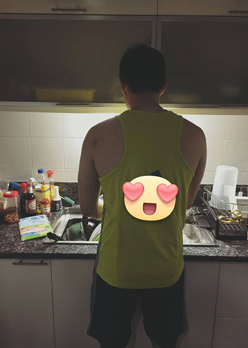 Trúc Diễm từng hạnh phúc khoe hình ảnh ông xã không ngần ngại phụ giúp vợ rửa bát. (Ảnh: Facebook nhân vật)