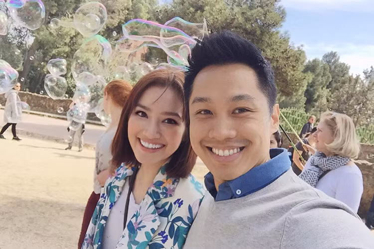 Top 100 mỹ nhân đẹp nhất thế giới 2014 rạng rỡ bên ông xã doanh nhân trong một chuyến du lịch. (Ảnh: Facebook nhân vật)